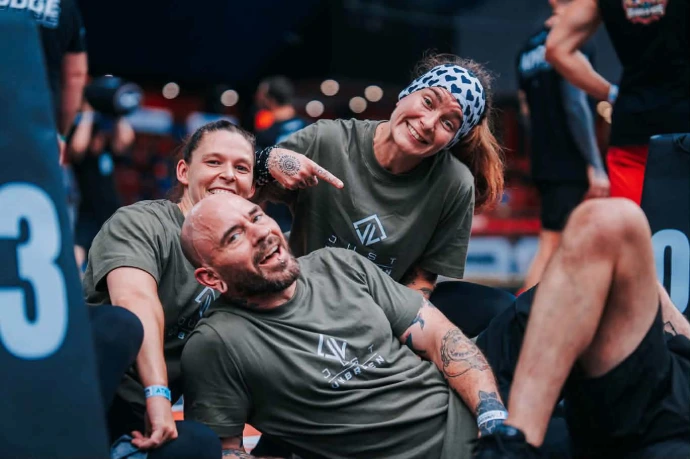 Trois participants souriants lors d'un événement sportif